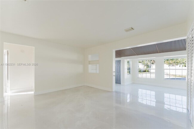 Building Photo - 1621 S 16th Ave