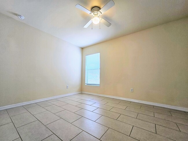 Building Photo - Stunning 3 Bed / 2 Bath Duplex w/ Garage –...