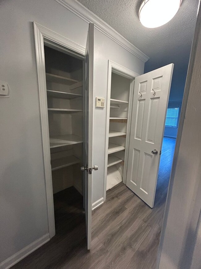 Building Photo - Large 4 bedroom 3 bathroom house in the he...