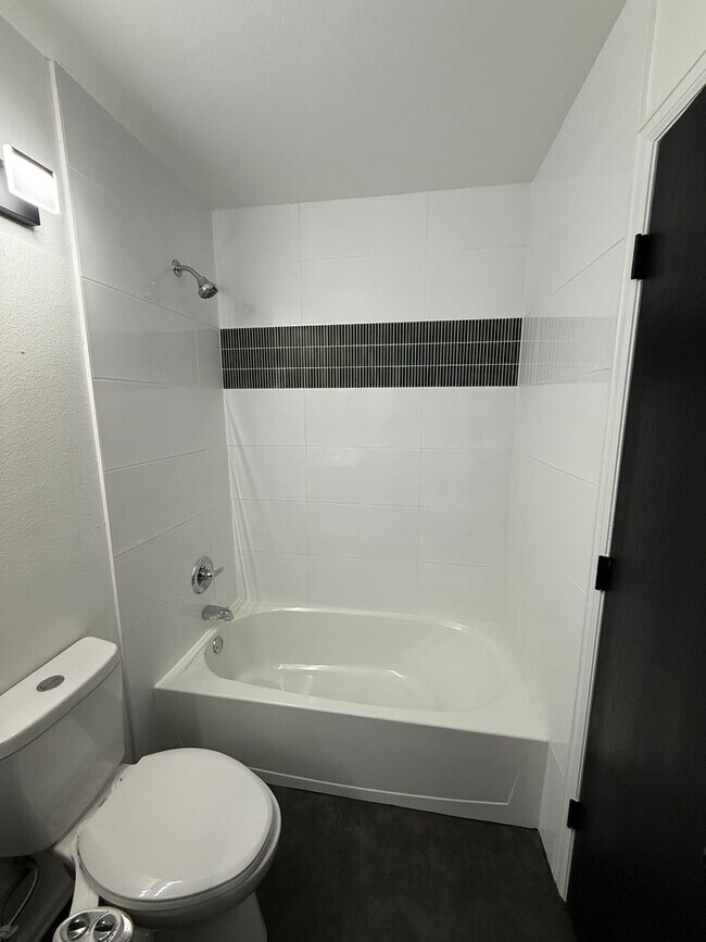 Building Photo - Welcome home to this beautifully updated townhome in the highly desirable Chesapeake Bay community!