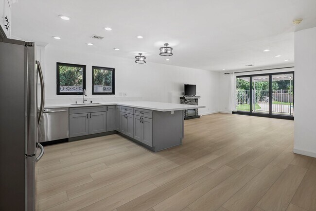 Building Photo - COMPLETELY UPDATED CALABASAS HOME!