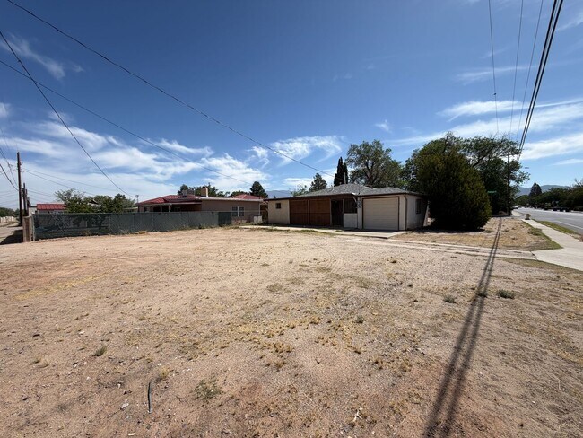 Building Photo - 2 Bedroom Single Story Home Available Near San Mateo Blvd NE & Constitution Ave NE!