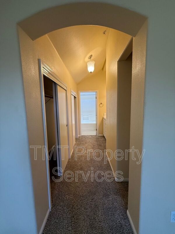 Building Photo - 595 Ave of Flags