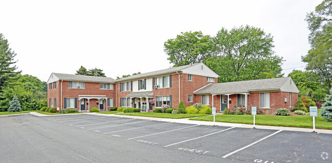 Building Photo - Pinewood Court Condominiums