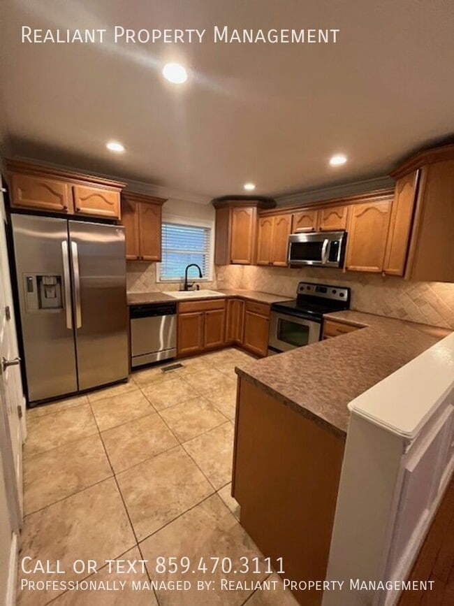 Building Photo - 1033 Della Dr