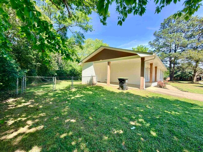 Building Photo - 214 Meadowridge Dr