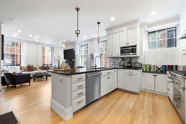 Building Photo - 50 River St