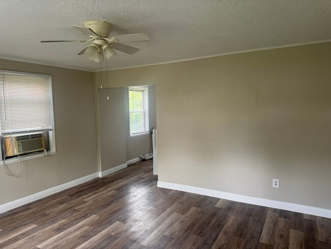 Building Photo - RARE CARSON LANE DUPLEX AVAILABLE