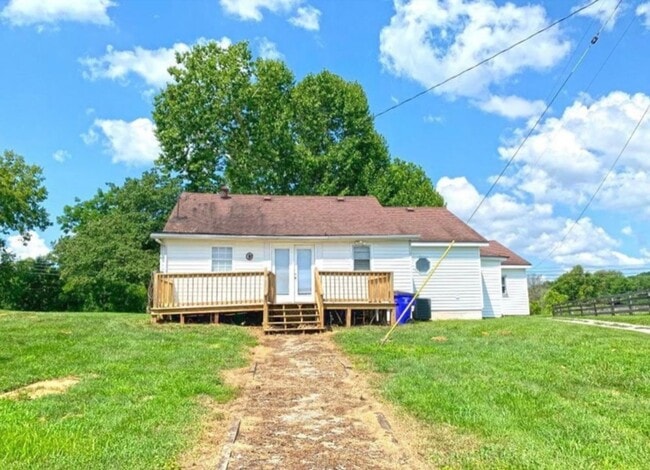 Building Photo - Country living at its finest!
