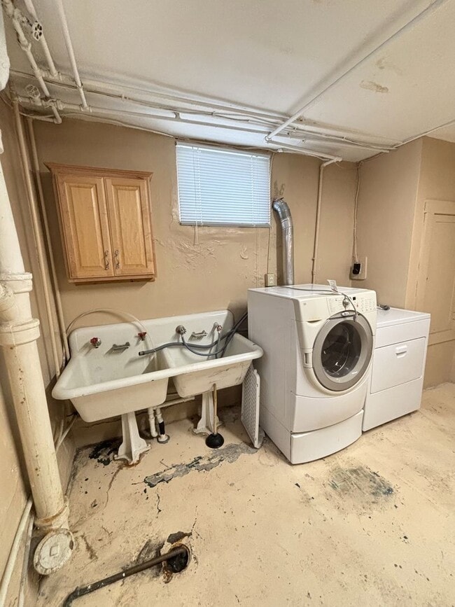 Building Photo - Make This House Your Home—Deposit Moves Yo...