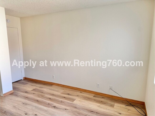 Building Photo - Beautiful and Spacious 3 Bedroom 2 Bathroo...