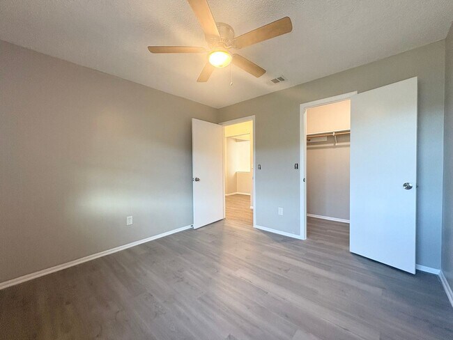 Building Photo - Fantastic 3 BR Lake Mary Home with vaulted...