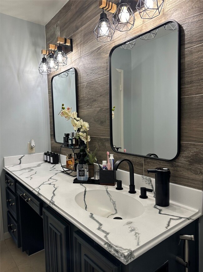 Building Photo - 351 N Post Oak Ln