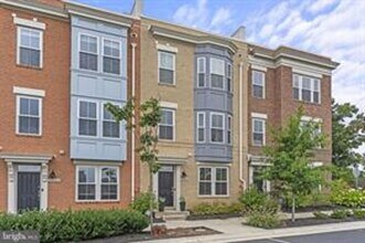 Building Photo - This beautiful modern 3 bed 4 1/2 bath tow...