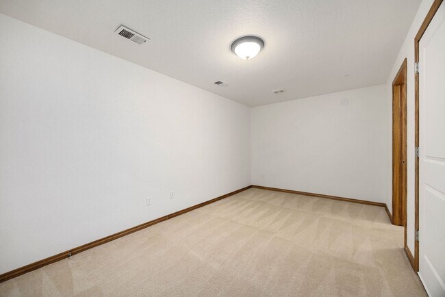 Building Photo - 607 Cowan St