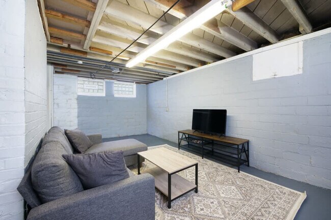 Building Photo - 3582 Silsby Rd