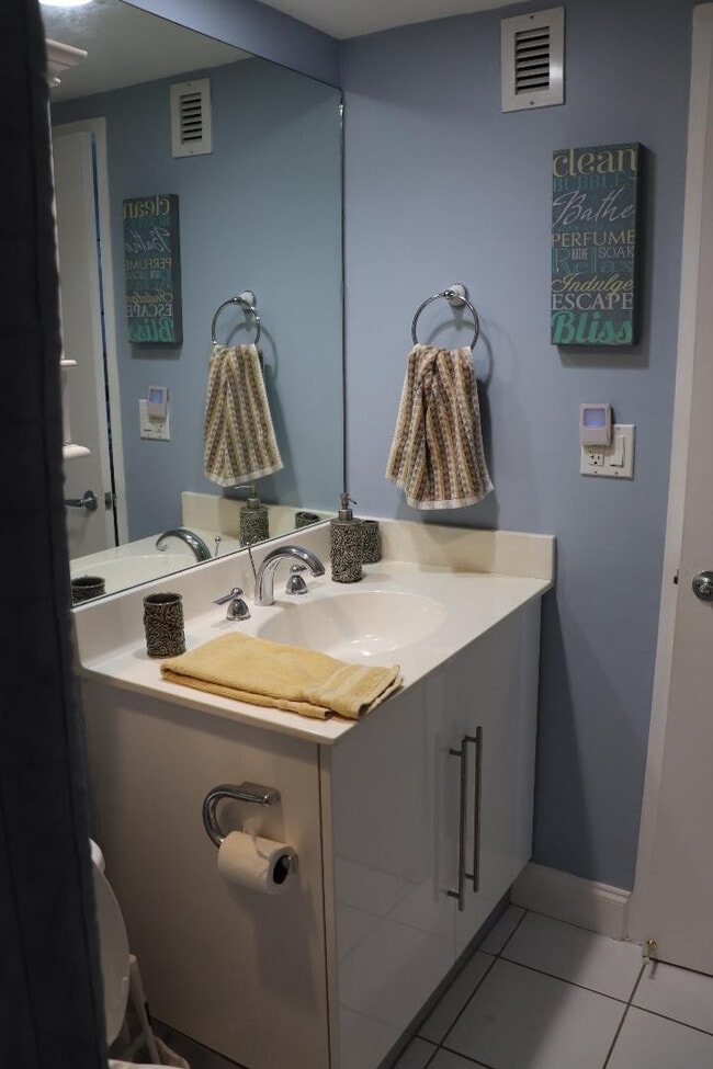 Building Photo - 3001 S Ocean Dr