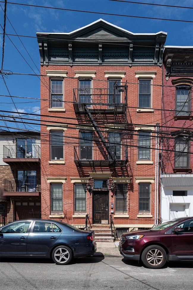 Building Photo - 96 Bowers St