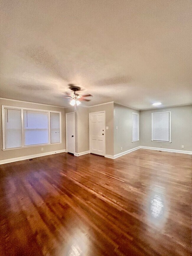 Building Photo - Cute 3 bedroom 1 bathroom home - Open To S...