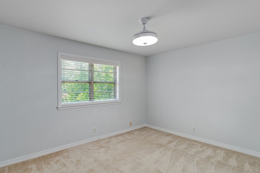 Building Photo - 1554 Westbury Dr