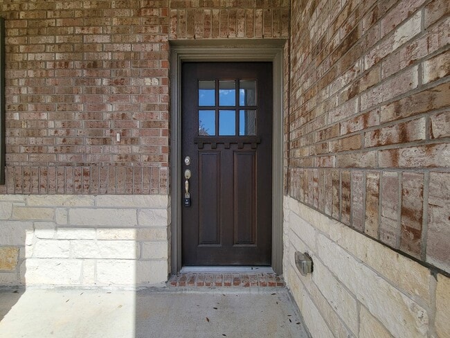 Building Photo - Very functional floor plan, has game room/home office, covered back patio on a big lot. Primary o...