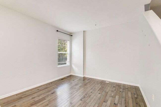 Building Photo - 7742 Valley Oak Dr