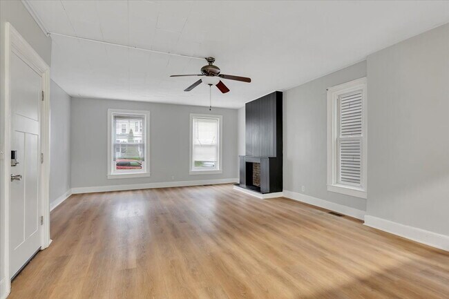 Building Photo - "Charming 2-Bedroom Retreat on Saratoga Avenue - Spacious 1100 Sq Ft Gem in Waterford!"