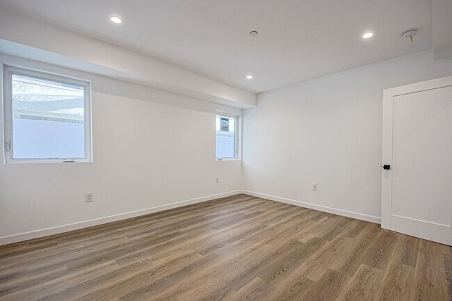 Building Photo - 5233 Satsuma Ave