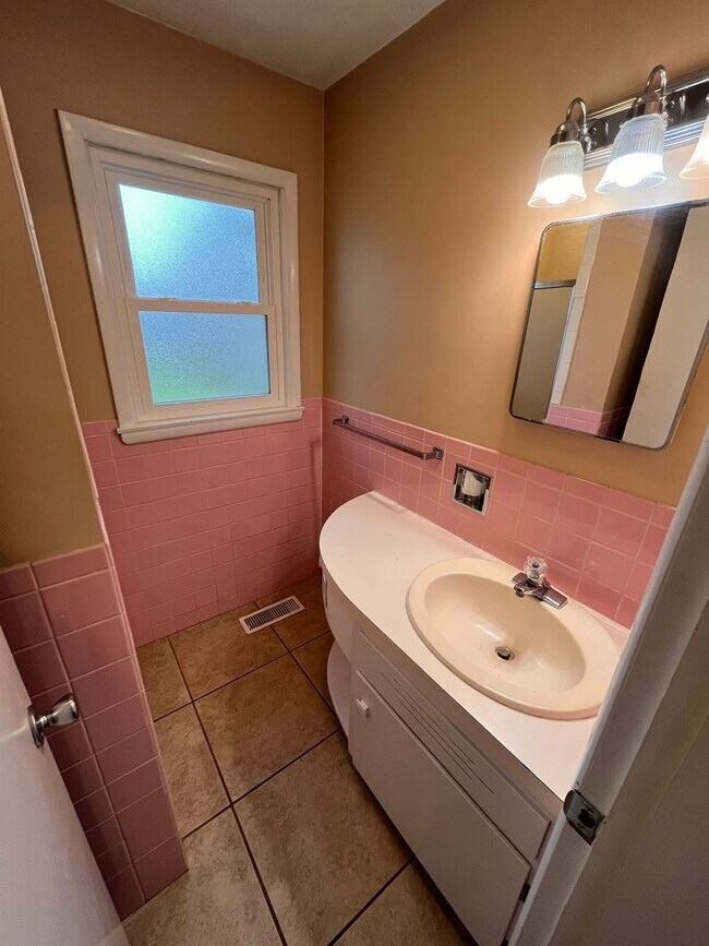 Building Photo - Upgraded 3 bed 2 bath large backyard