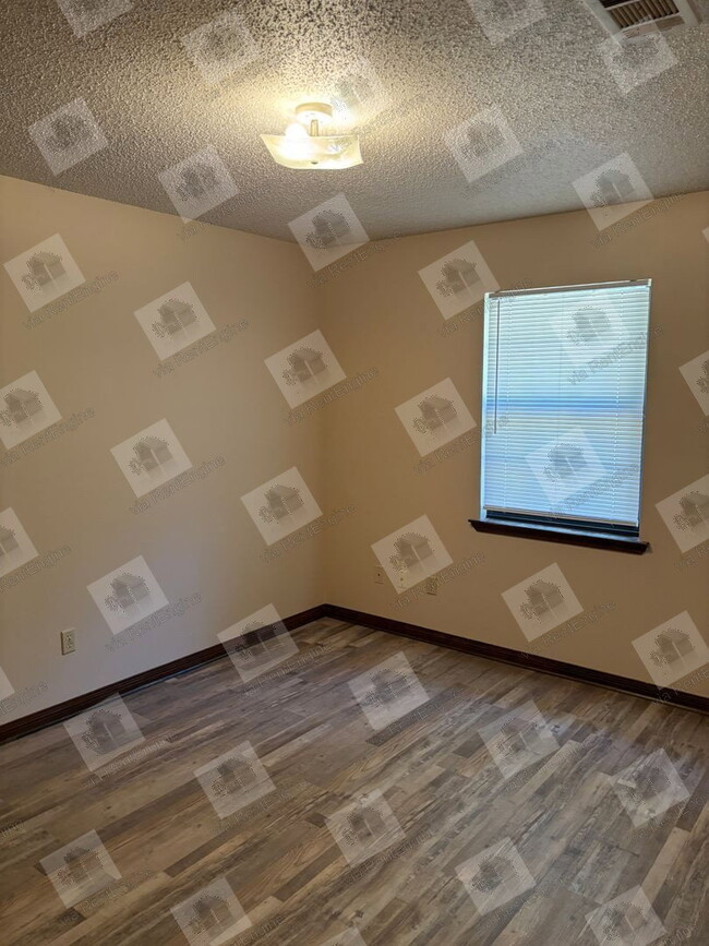 Building Photo - 5682 Crestwood Dr