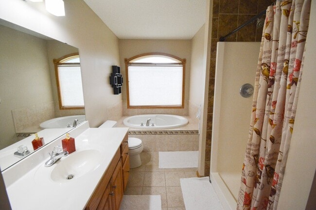 Building Photo - Spacious 4 Bed, 3.5 Bath Home For Rent in ...