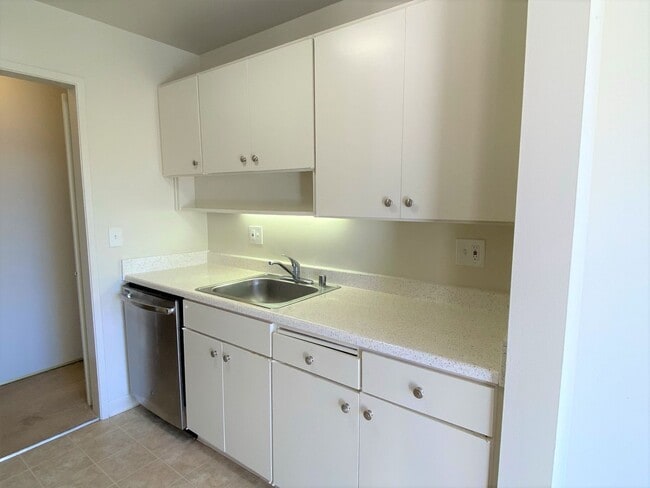 Building Photo - One Bedroom Condo Available in Watergate Community/Emeryville!