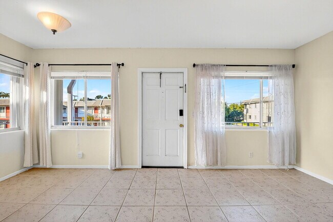 Building Photo - 2880 Lake Osborne Dr