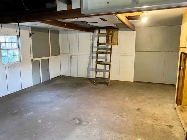 Building Photo - 1 bedroom home w/ fenced in yard