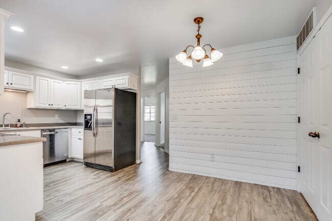 Building Photo - 467 S 2550 W