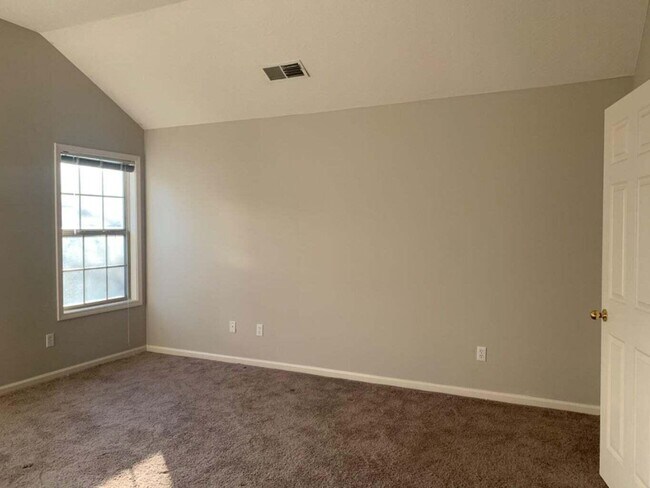 Building Photo - 772 Rosslyns Dale