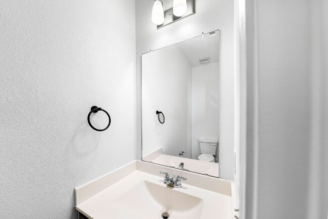 Building Photo - 1 Month Free Rent with 18mo Lease!!!!