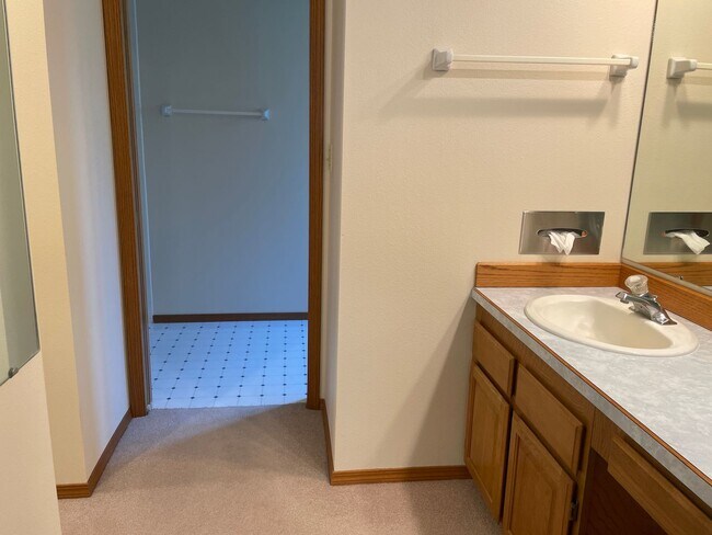 Building Photo - Cozy Home Feel, One Floor Living, Great Ba...