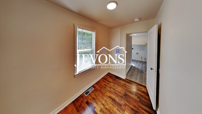 Building Photo - Step into your new residence, a charming s...
