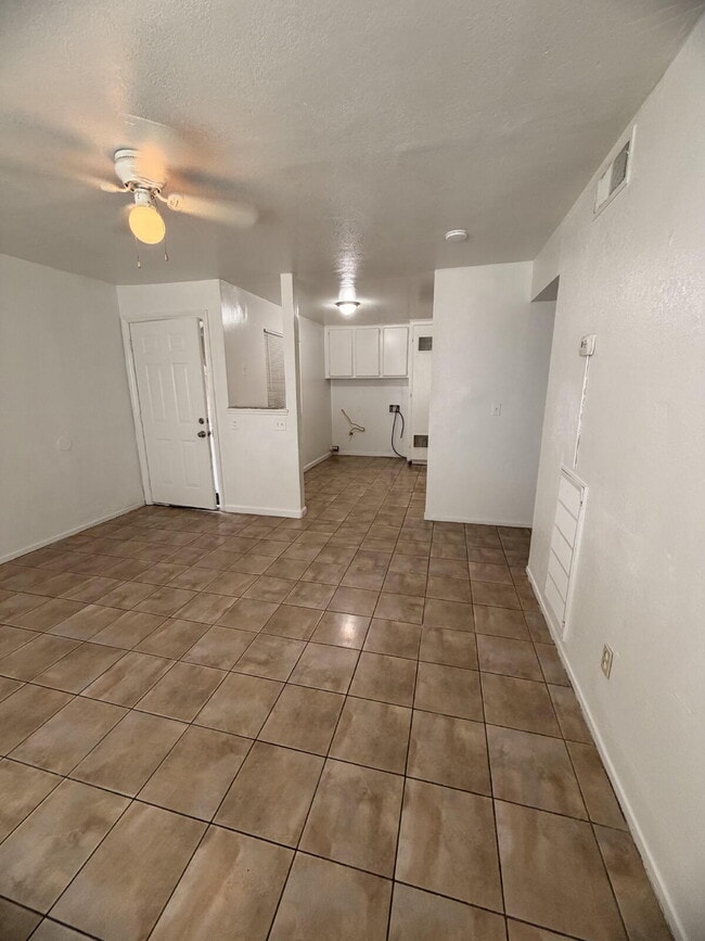 Building Photo - Spacious 3 Bed / 1 Bath Apartment with Open Layout & In-Unit Laundry