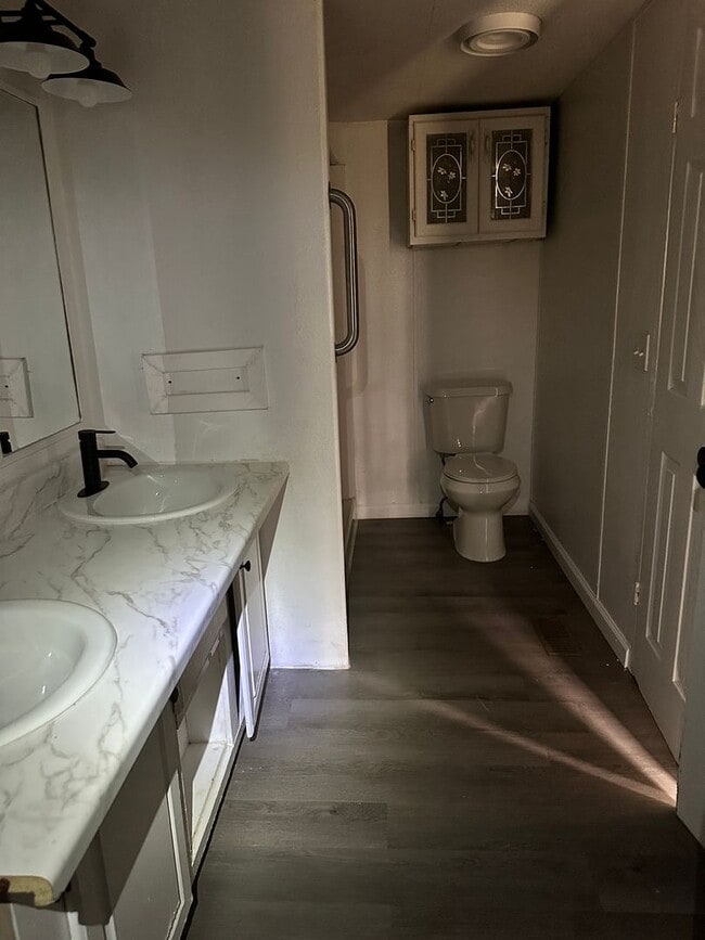 Building Photo - 3-bed/2-bath on 1 acre!