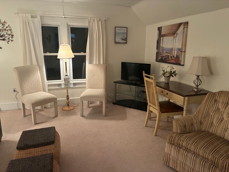 Building Photo - 515 Lions Park Dr