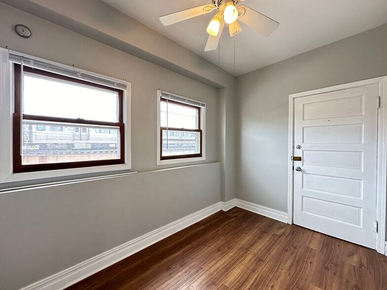 Building Photo - 4519 N Wolcott Ave