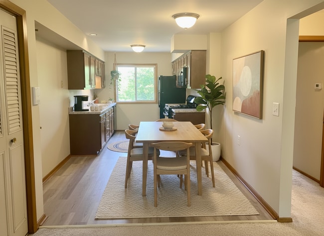 Building Photo - Cozy 2 Bedroom, 1 Bath Apartment with Balcony - Welcome Home!