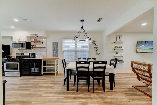 Building Photo - 4405 Button Bend Cir
