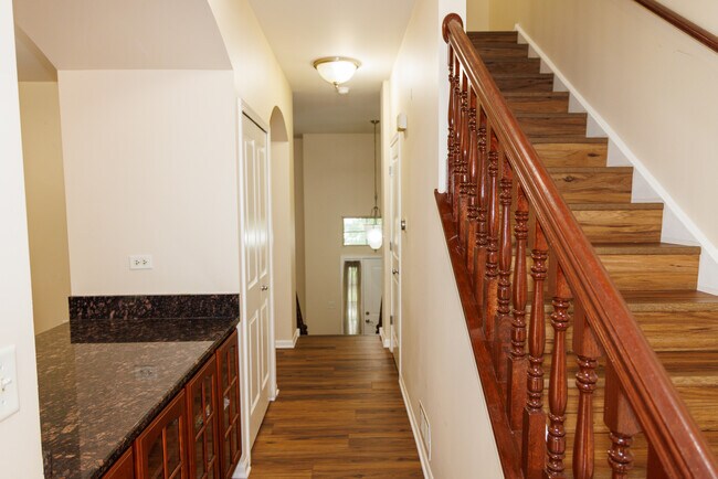 Building Photo - 516 Grosvenor Ln