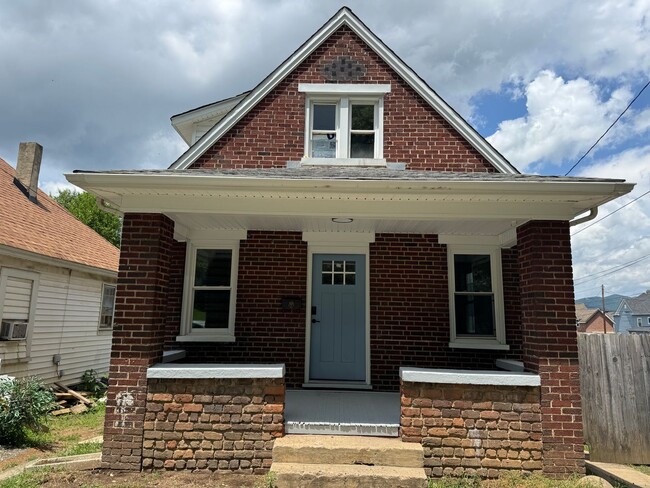 Primary Photo - Newly updated 3 bedroom 1 bath with hardwo...