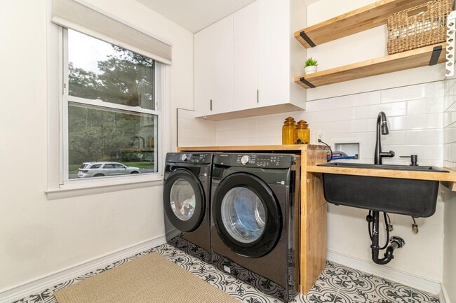 Building Photo - 1800 Lark Ln