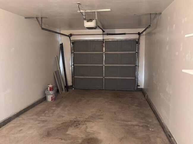 Building Photo - Condo 3 bedrooms 2 bathrooms 1 car garage gated subdivision.