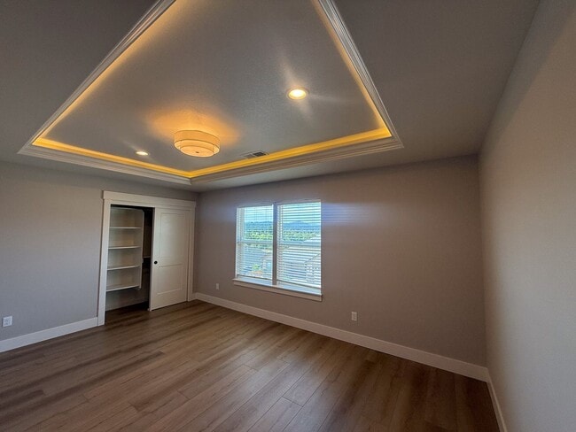 Building Photo - 634 NW Crater Lk Dr